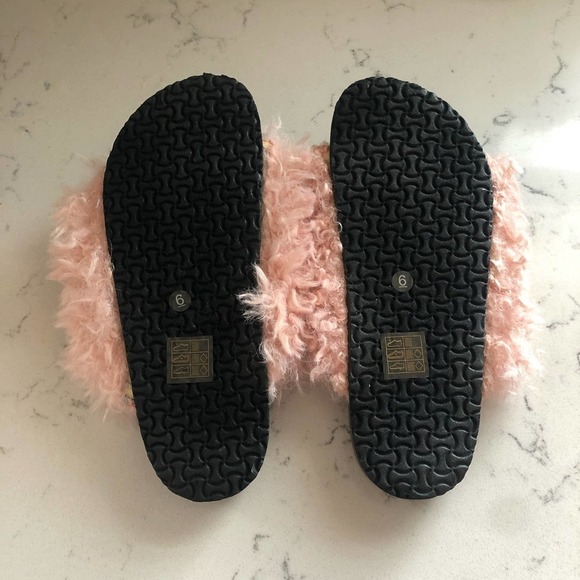 URBAN Outfitters NEW Blush Pink Faux Fur Comfy Contoured Slides Size 6 - Picture 6 of 7